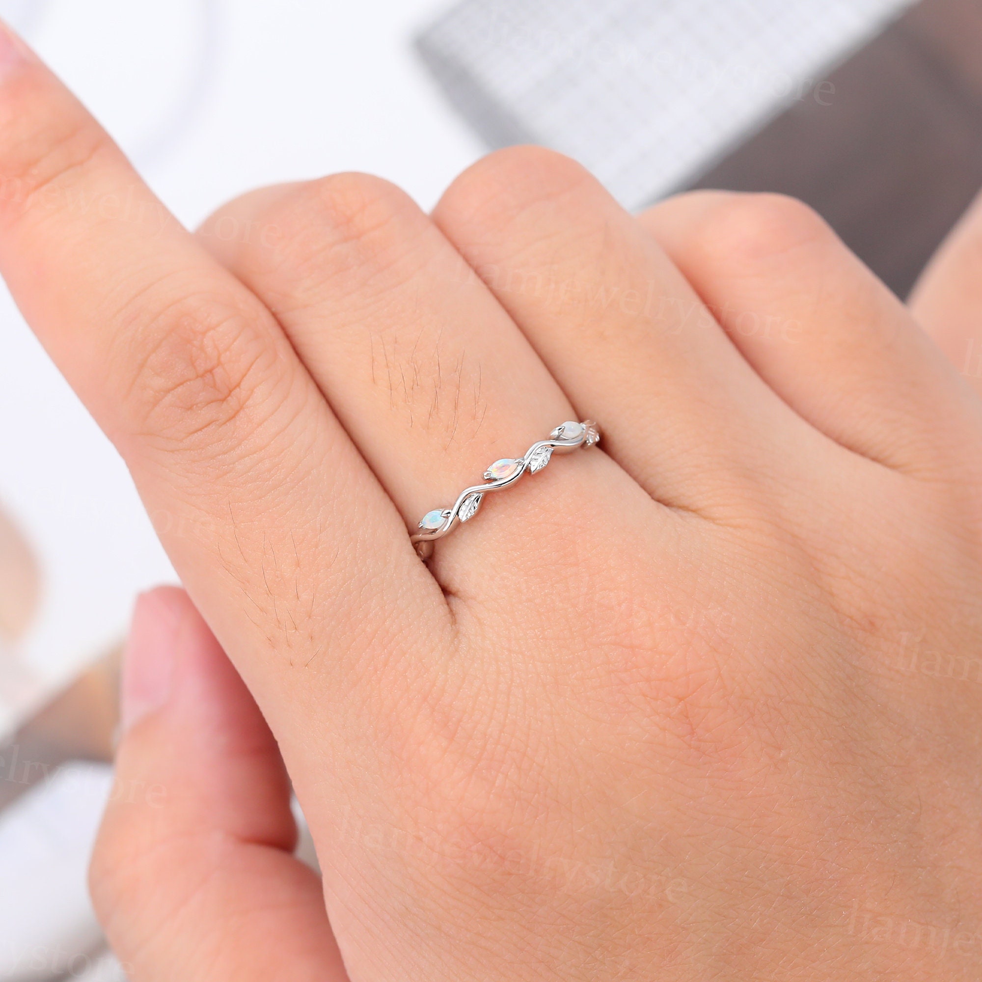 アンティーク風ミル打ち マーキスカットオパールK10ホワイトゴールド