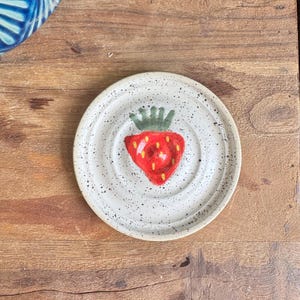 Strawberry Ceramic Plate – Handmade Pottery Snack Dish – Cute Speckled Fruit Decor – Boho Kitchen Accent – Eclectic Cottagecore Style Gift