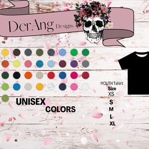 Pode incluir: Um design gr&aacute;fico para uma camiseta com uma caveira com flores. O design est&aacute; dispon&iacute;vel em uma variedade de cores e tamanhos para camisetas unissex e para crian&ccedil;as. O texto "DerAng Designs" &eacute; vis&iacute;vel na parte superior da imagem.