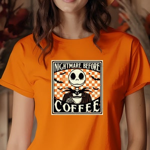 Pode incluir: Camiseta laranja com um gr&aacute;fico de Jack Skellington de O Estranho Mundo de Jack segurando uma x&iacute;cara de caf&eacute;. O gr&aacute;fico est&aacute; em um estilo retr&ocirc; com o texto "Nightmare Before Coffee".