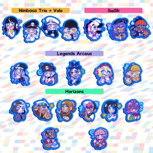 Op de afbeelding: Een set van 18 kleurrijke cartoonfiguur stickers met Pokémon-personages uit verschillende generaties. De stickers zijn gerangschikt in drie rijen met titels boven elke rij: "Nimbasa Trio + Volo", "Legends Arceus" en "Horizons".