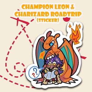 Puede incluir: Una pegatina con Champion Leon y Charizard en un viaje por carretera. El Charizard naranja tiene alas azules y verdes, con una llama en la cola. Leon sostiene un mapa, con una burbuja de interrogación.