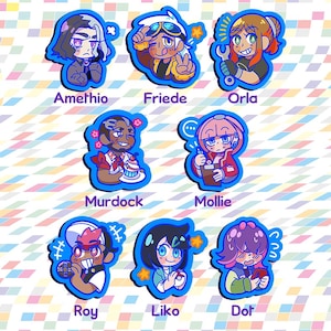 Puede incluir: Nueve pegatinas de personajes de dibujos animados coloridos con contornos azules. Cada pegatina presenta un personaje diferente con una expresi&oacute;n y una pose &uacute;nicas. Los personajes se llaman Amethio, Friede, Orla, Murdock, Mollie, Roy, Liko y Dot.