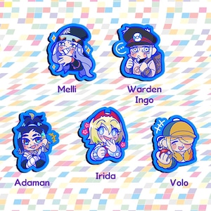 Puede incluir: Cinco pegatinas de personajes de dibujos animados coloridos con contornos azules. Los personajes son del videojuego Pok&eacute;mon Legends: Arceus. Los personajes son Melli, Warden Ingo, Adaman, Irida y Volo.