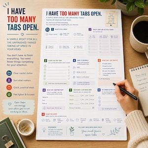 Può includere: Un organizzatore di attività in carta bianca intitolato I HAVE TOO MANY TABS OPEN con nove sezioni numerate per gestire il carico mentale. Il layout include caselle di controllo, righe per scrivere e icone. Una mano tiene una penna nera.