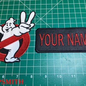 Peut inclure: Deux patchs brodés, l'un représentant un fantôme blanc avec un symbole rouge "pas de fantôme" et l'autre un patch noir avec le texte "YOUR NAME" en rouge.