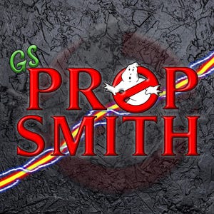 以下が含まれることがあります： 暗い質感のあるグレーの背景に、赤い文字で「GS PROP SMITH」と書かれたグラフィックロゴ。赤い円の中に白い幽霊のキャラクターが描かれ、斜めの線が引かれています。黄色、赤、青の光の筋が斜めに横切っています。