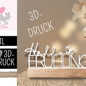 Könnte beinhalten: Ein weißes 3D-gedrucktes Schild mit der Aufschrift "Hello Frühling" in einer stilisierten Schriftart, montiert auf einem Holzsockel. Das Schild zeigt ein Schmetterlingsdetail und ist vor einem neutralen Hintergrund platziert. Das Bild enthält auch eine Eichhörnchen-Grafik und den Text ".STL" und "3D-DRUCK".