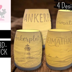 Può includere: Quattro portacandele cilindrici in ceramica bianco sporco con disegni in rilievo e testo. I disegni includono un faro e una scena oceanica. Il testo sui portacandele recita "ANKERPLATZ", "ANKERP" e "Heimathafen". L'immagine include anche il testo "4 Designs".