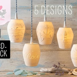 Könnte beinhalten: Fünf beige Pendelleuchten mit maritimen Designs, darunter Anker, Leuchttürme und Möwen. Die Leuchten hängen an grauen Kabeln vor einem Holz Hintergrund. Der Text "5 DESIGNS" ist sichtbar.