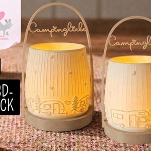 Op de afbeelding: Twee cr&egrave;mekleurige, cilindrische lantaarns met een campingthema. Elke lantaarn heeft een handvat en het woord "Campingliebe" in script. De lantaarns hebben een camperontwerp en hartvormige uitsparingen. De tekst ".STL" en "3D-DRUCK" zijn ook zichtbaar.