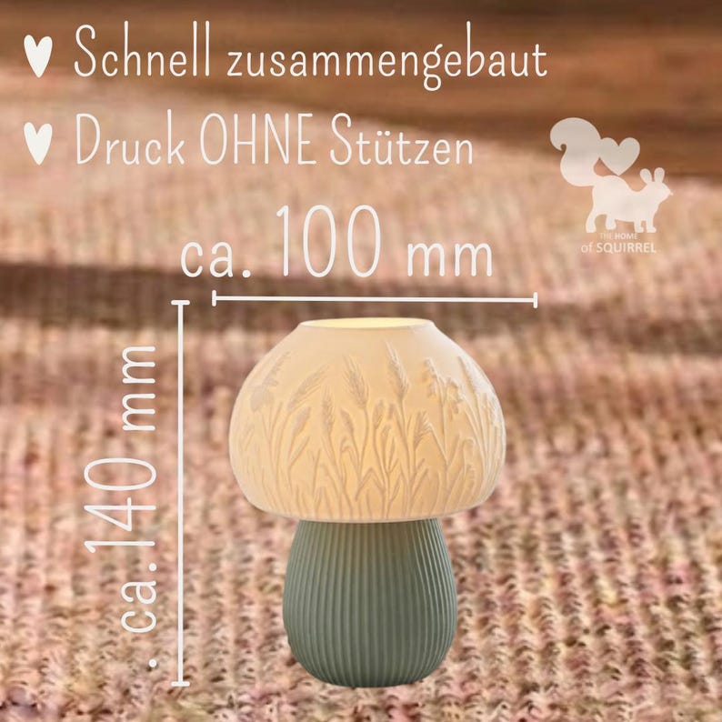 May include: A mushroom-shaped lamp with a white, textured cap featuring embossed wheat stalks and a ribbed, sage green base. The lamp measures approximately 100 mm in width and 140 mm in height. Text on the image reads: Schnell zusammengebaut, Druck OHNE St&uuml;tzen, ca. 100 mm, ca. 140 mm.
