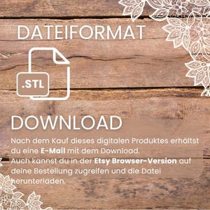 Op de afbeelding: Afbeelding met de tekst "DATEIFORMAT" en "DOWNLOAD". Een wit pictogram van een document met de bestandsextensie .STL staat in het midden. De achtergrond is een houten oppervlak met een decoratief bloemmotief.