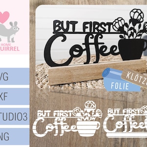 Könnte beinhalten: Ein weißes Holzschild mit dem Text "But First Coffee" in schwarzen Buchstaben. Das Schild ist mit einer schwarzen Silhouette einer Kaffeetasse und Blumen verziert.