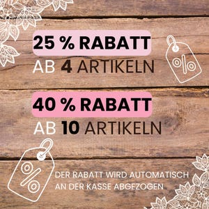 Op de afbeelding: Houten achtergrond met tekst in roze rechthoeken. De tekst luidt "25% RABATT AB 4 ARTIKELN" en "40% RABATT AB 10 ARTIKELN". Witte tag-iconen met percentagesymbolen zijn ook aanwezig. De tekst "DER RABATT WIRD AUTOMATISCH AN DER KASSE ABGEZOGEN" staat onderaan.