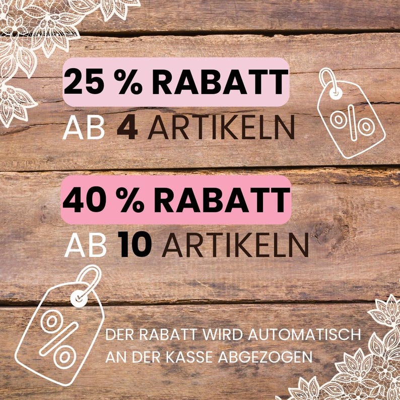 Op de afbeelding: Houten achtergrond met tekst in roze rechthoeken. De tekst luidt "25% RABATT AB 4 ARTIKELN" en "40% RABATT AB 10 ARTIKELN". Witte tag-iconen met percentagesymbolen zijn ook aanwezig. De tekst "DER RABATT WIRD AUTOMATISCH AN DER KASSE ABGEZOGEN" staat onderaan.