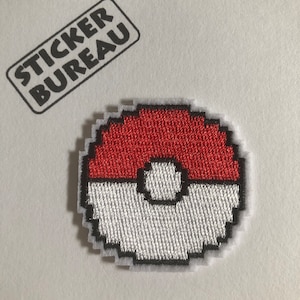 Può includere: Una toppa ricamata rossa e bianca di una Poké Ball, un oggetto circolare con la parte superiore rossa e quella inferiore bianca, con un cerchio nero al centro.
