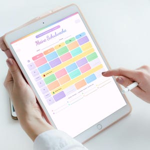 Könnte beinhalten: Ein digitales Tablet mit einem farbenfrohen Wochenplaner mit dem Titel "Meine Schulwoche". Der Planer zeigt ein Raster aus pastellfarbenen Blöcken mit Text und Symbolen. Eine Hand mit einem Stift interagiert mit dem Bildschirm.