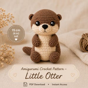 Könnte beinhalten: Ein gehäkeltes Amigurumi-Otter, etwa 15 cm groß, in Braun- und Beigetönen. Das Otter hat ein detailliertes Design mit einer kleinen schwarzen Nase und großen schwarzen Augen. Der Text "Amigurumi Crochet Pattern - Little Otter" ist darunter abgebildet.