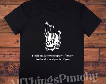 Encuentra a alguien que cultive flores en las partes más oscuras de ti / Camiseta gráfica de mujer / Vibraciones góticas y occidentales / Diseños personalizados / Hecho a mano