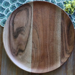 Rond houten dienblad voor het serveren van ontbijt en snacks
