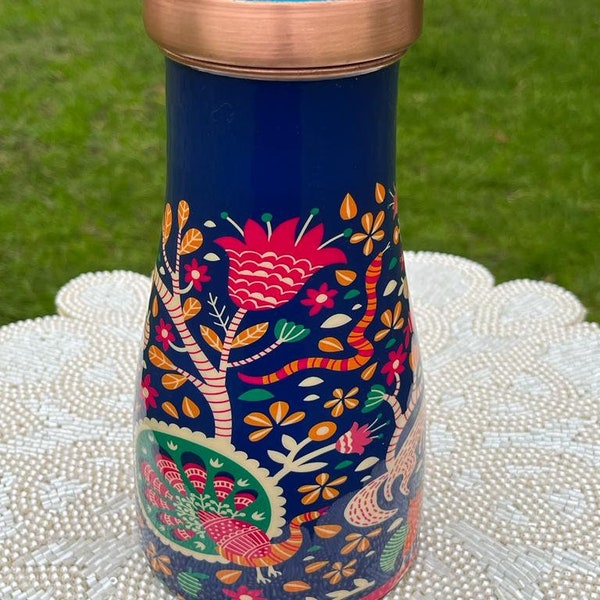 Bouteille d'eau en cuivre à motif floral avec tasse intégrée taille 900 ml