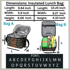 Puede incluir: Dos bolsas de almuerzo aisladas, etiquetadas como Bolsa A y Bolsa B. La Bolsa A est&aacute; abierta, mostrando un interior plateado, un asa negra y un colorido estampado de plumas. La Bolsa B est&aacute; cerrada, con un asa negra y un colorido estampado de plumas. Las dimensiones se enumeran en pulgadas.