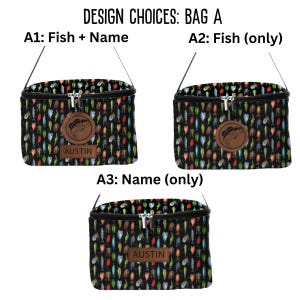 Puede incluir: Tres bolsas de almuerzo negras con un patr&oacute;n de se&ntilde;uelos de pesca. Cada bolsa tiene un dise&ntilde;o diferente: pez y nombre, solo pez y solo nombre. Las bolsas tienen un parche de cuero marr&oacute;n con un gr&aacute;fico de pez y el nombre "AUSTIN". El texto "DESIGN CHOICES: BAG A" est&aacute; en la parte superior.
