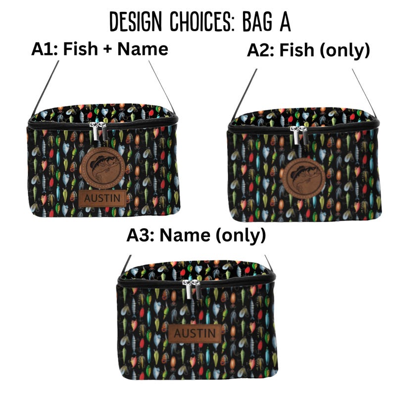 Puede incluir: Tres bolsas de almuerzo negras con un patr&oacute;n de se&ntilde;uelos de pesca. Cada bolsa tiene un dise&ntilde;o diferente: pez y nombre, solo pez y solo nombre. Las bolsas tienen un parche de cuero marr&oacute;n con un gr&aacute;fico de pez y el nombre "AUSTIN". El texto "DESIGN CHOICES: BAG A" est&aacute; en la parte superior.