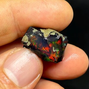 Ópalo etíope en bruto con volutas de color negro imagen 2