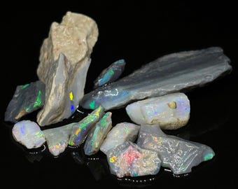 Hermoso lote de ópalo en bruto de Lightning Ridge, Australia.