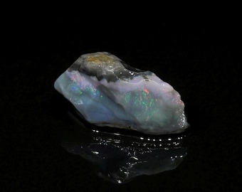 Tallador de piedra de ópalo australiano Mintabie con veta de color sin cortar