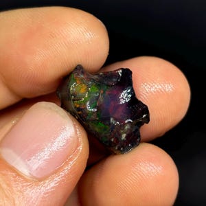 Ópalo etíope en bruto con volutas de color negro imagen 5