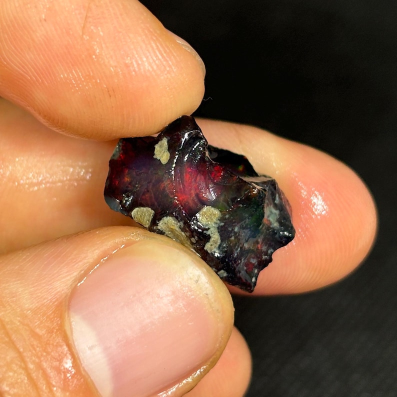 Ópalo etíope en bruto con volutas de color negro imagen 4