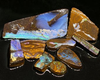 Parcela de ópalos de roca rugosa, llamativa y de colores fríos.