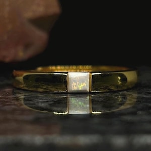 Petite bague de tension minimaliste en or 18 carats faite main avec opale et flamme de feu