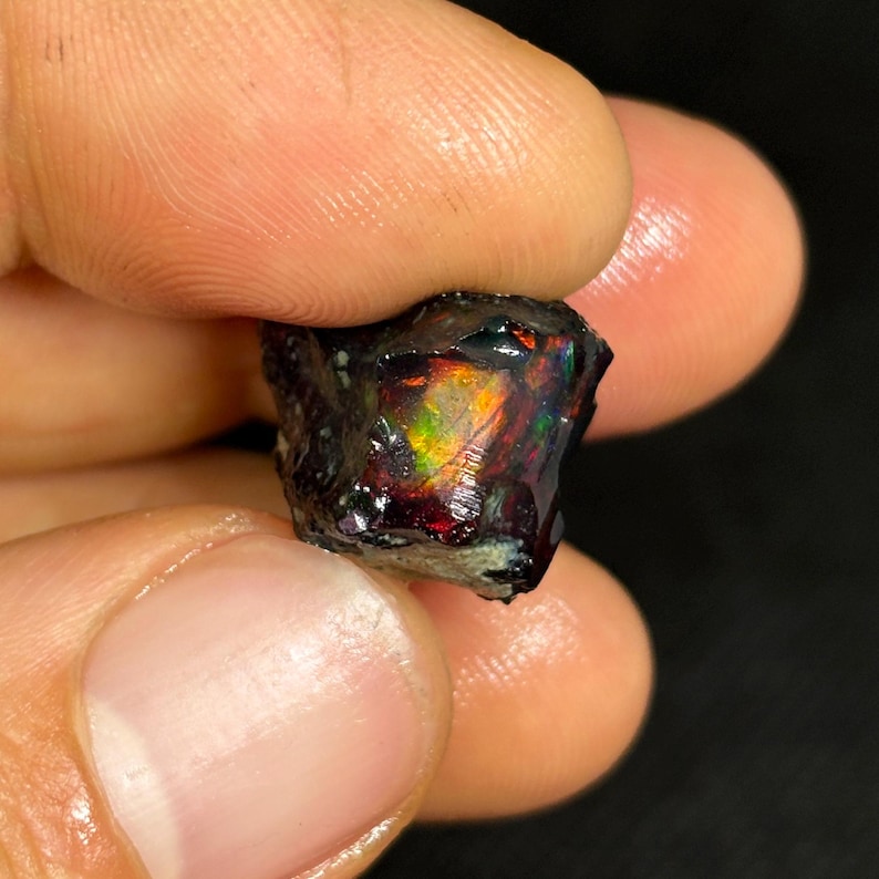 Ópalo etíope en bruto con volutas de color negro imagen 3