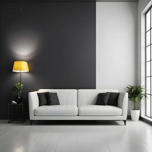 Peut inclure: Un canapé blanc avec des coussins noirs se trouve dans une pièce avec un mur noir et blanc. Une lampe jaune et une plante en pot se trouvent à gauche du canapé. Une plante en pot se trouve à droite du canapé.