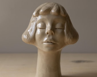 Escultura facial de cerámica hecha a mano, cabeza pequeña de gres, decoración minimalista para el hogar, objeto de arte neutro, regalo para ella.