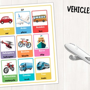 K&ouml;nnte beinhalten: Ein farbenfroher Lernspielkarten-Satz mit verschiedenen Fahrzeugen mit spanischen und englischen Namen. Die Karten beinhalten ein Auto, ein Flugzeug, einen Bus, einen Hubschrauber, ein Fahrrad, ein Schiff, ein Motorrad, einen LKW und einen Zug.