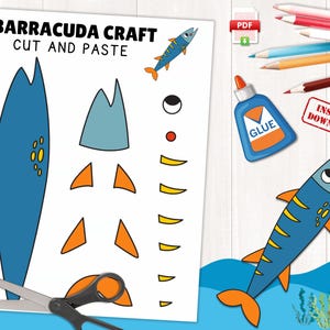 Könnte beinhalten: Ein ausdruckbares "Barracuda Craft" Ausschneide- und Klebe-Arbeitsblatt. Das Blatt enthält blaue und orangefarbene Fischkörperteile, eine fertige Fischillustration und eine Schere. Eine Klebstoffflasche und Buntstifte sind ebenfalls sichtbar.