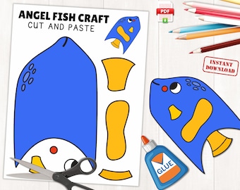 Può includere: Un foglio di progetto artigianale con il testo "ANGEL FISH CRAFT CUT AND PASTE" presenta ritagli di pesci angelo blu e gialli. Sono presenti anche un flacone di colla, forbici e matite colorate, suggerendo un'attività fai-da-te.