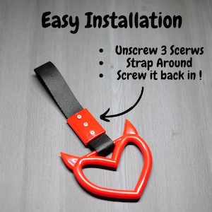 Puede incluir: Mango de coche rojo en forma de corazón con correa negra y tres tornillos. Fácil instalación: Desatornille 3 tornillos, coloque la correa alrededor, ¡atornille de nuevo!