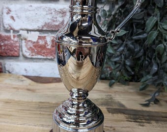 Trofeo clásico de golf de jarra de clarete niquelado de Superstore. Grabado gratuito. Disponible en varios tamaños.