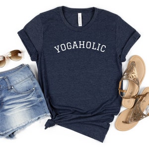 Yogaholic, camiseta de yoga, regalo para amante del yoga, regalo para instructor de yoga, regalo para ella, regalo para él, camiseta divertida de yoga, camiseta de yoga