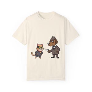 Verspieltes Detektiv Duo T-Shirt - Lustiges Cartoon Katzen & Hunde Design, Unisex Grafik T-Shirt, Geschenk für Tierliebhaber, Freizeitkleidung, Einzigartiger Stil
