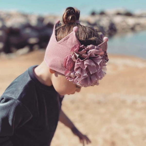 Beau bandeau couronne en coton biologique doux fait main décoré de fleurs. Convient aux babygirls de 3 à 10 ans. Fabriqué en Lituanie.