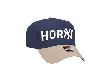Peut inclure: Une casquette de baseball bleu marine et beige avec le mot "HORNY" en lettres blanches sur le devant.