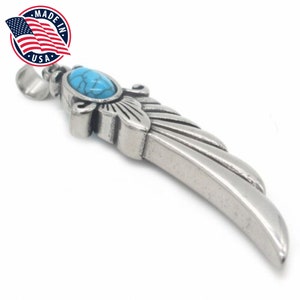 Op de afbeelding: Zilveren hanger met een turquoise steen en een vleugelontwerp. Gemaakt in de VS.
