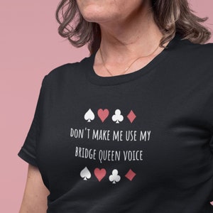 Camiseta con eslogan del juego de Bridge "No me hagas usar mi voz de Bridge Queen" Perfecta para jugadores de Bridge Camiseta divertida para jugadores de bridge